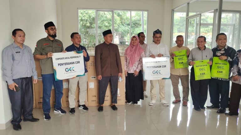 Fakultas Ilmu Komputer UBP Karawang Terima Hibah Interactive Flat Panel dari PT. Grahaeka Cipta sebagai Dukungan Pembelajaran Digital