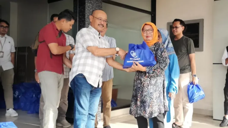 UBP Karawang melaksanakan penyaluran 300 paket bantuan sosial kepada masyarakat sekitar sebagai bagian dari tradisi baru menjelang Wisuda ke-11.
